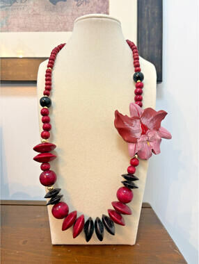 Vintage 80'S Carved Carved Wooden Flower Statement Necklace Red Black Mauve SITI